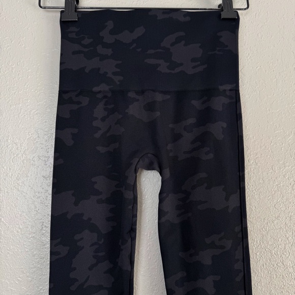 Spanx black camo Look at me leggings seamed XS - Picture 6 of 10